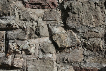 Unregelmäßige Natursteinmauer