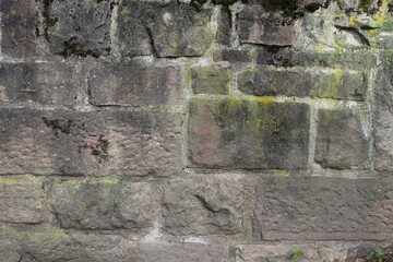 Unregelmäßige Natursteinmauer