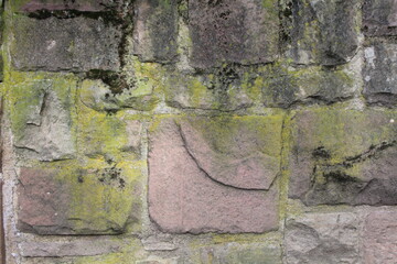 Unregelmäßige Natursteinmauer