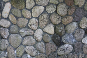 Unregelmäßige Natursteinmauer