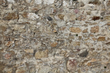 Unregelmäßige Natursteinmauer