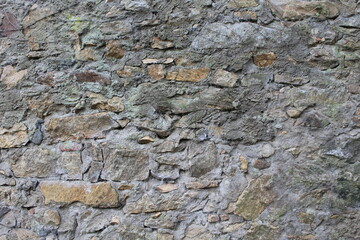 Unregelmäßige Natursteinmauer