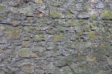 Unregelmäßige Natursteinmauer