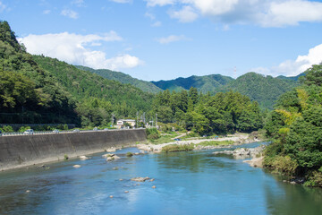 Fototapeta na wymiar 岐阜県 美濃市のとてもきれいな川