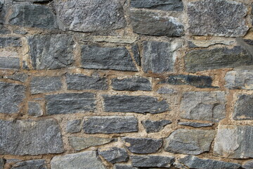 Unregelmäßige Natursteinmauer