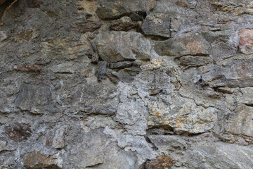 Unregelmäßige Natursteinmauer