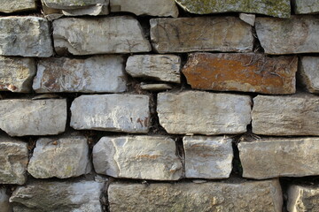 Unregelmäßige Natursteinmauer
