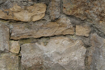 Unregelmäßige Natursteinmauer
