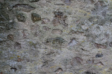 Unregelmäßige Natursteinmauer