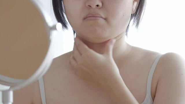 フェイスラインを気にする女性