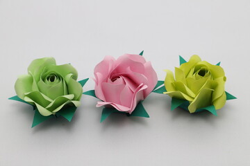 折り紙で作った手作りのバラの花