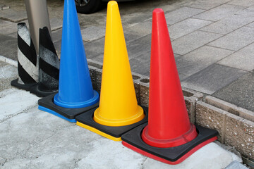 信号色の三色のカラーコーン