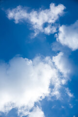 Obraz premium Sky covered with cloudy white clouds, vertical view