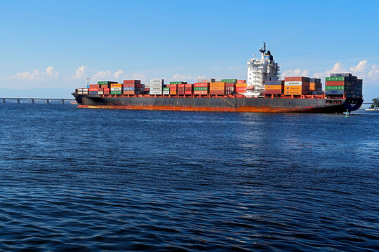Navio cargueiro na Baia de Guanabara, Rio de Janeiro, Brasil