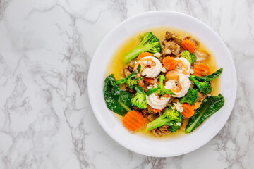 Noodles with shrimp in gravy sauce