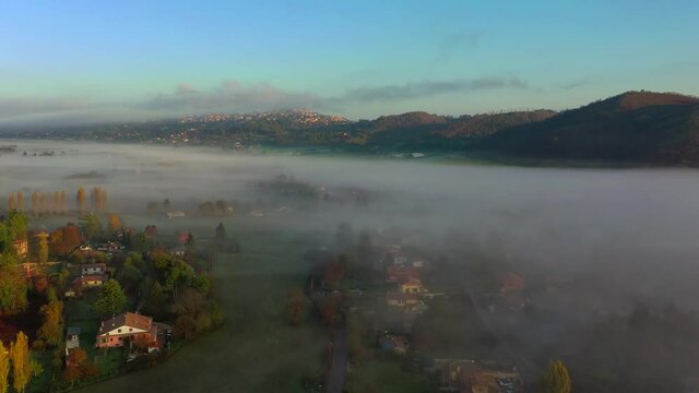 suggestiva ripresa aerea con drone volando sopra una fitta nebbia