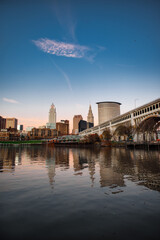 Fototapeta premium Cleveland ohio skyline at sunset on the river