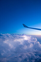 Fototapeta premium 飛行機の窓から見える積乱雲