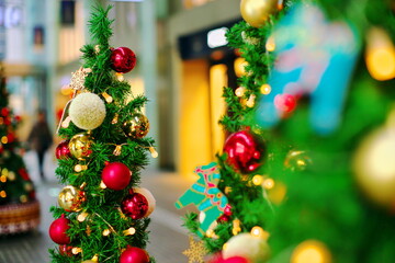 Fototapeta na wymiar 商業施設に設置された集客用のクリスマスツリー
