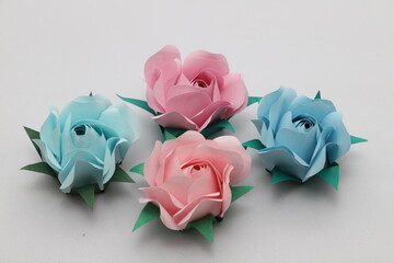 折り紙で作った手作りのバラの花