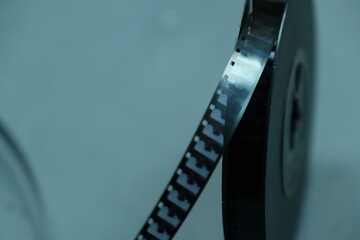 pellicola per film sviluppata. su sfondo lavagna