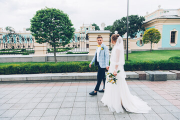 Obraz premium Lemon wedding at the groom's with the bride in a wedding dress
