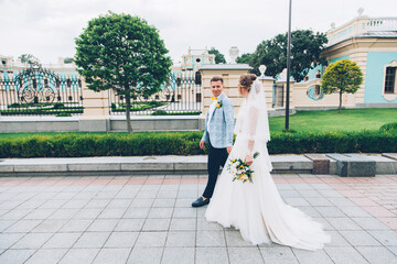Obraz premium Lemon wedding at the groom's with the bride in a wedding dress