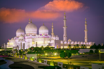 Fototapeta na wymiar sheikh zayed grand mosque in abu dhabi, united arab emirates