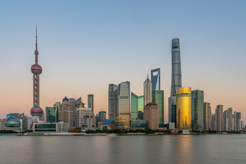 Obraz premium Sunset view of Lujiazui, the financial district in Shanghai, China.
