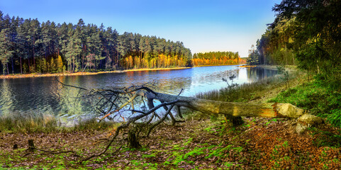 jesień nad jeziorem w północno-wschodniej Polsce