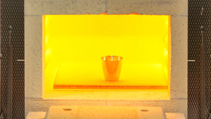 Test on a laboratory muffle in which a sample is calcined in a platinum crucible