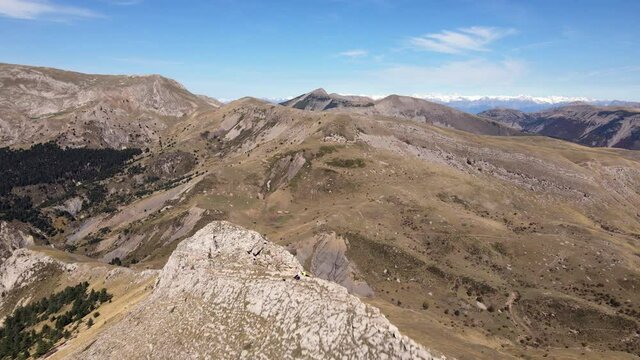 vol au dessus des p&acirc;turages, des collines raz des alpes du sud 