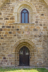 Vista de la puerta y una ventana de la colegiata de San Salvador de Cantamuda, en la provincia de Palencia. Castilla León. España