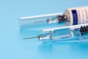 Macro photography of an pre-filled syringe with an automatic safety system.