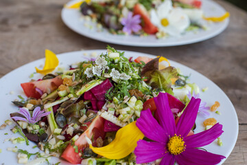 gros plan sur une salade composée avec des fleurs très colorée 