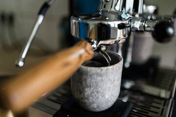 Ein Espresso wird mit einer Kaffee Maschine zubereitet