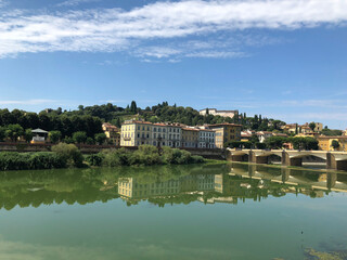 arno river and ponte vecchio city