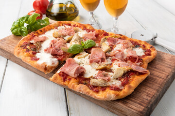 Pizza fatta in casa con prosciutto cotto e carciofini