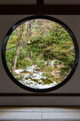 日本　京都、源光庵の悟りの窓から見える冬景色