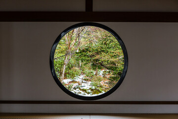 日本　京都、源光庵の悟りの窓から見える冬景色