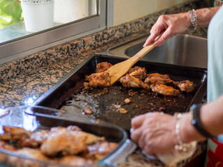Mujer preparando pollo para la cena de navidad