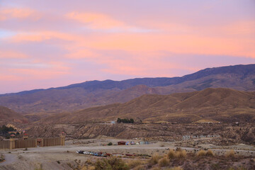 Paysage en Espagne  région de la Mancha au coucher de soleil
