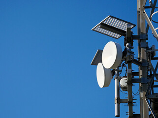Antenna parabolica delle telecomunicazioni e ripetitori del segnale telefonico e radio televisivo.  - 391002152
