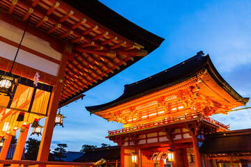 Fototapeta na wymiar 日本　京都、夜の伏見稲荷大社の楼門
