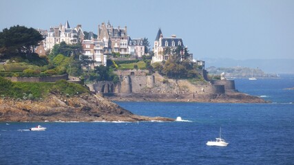 Ville de Dinard en Bretagne, panorama sur la mer et la côte avec ses célèbres villas, sous un...