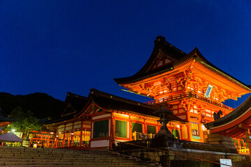 日本　京都、夜の伏見稲荷大社の楼門