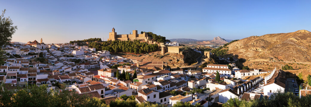 panoramica Antequera : Socorro, Castillo; Peña de los enamorados, Andalucía, España