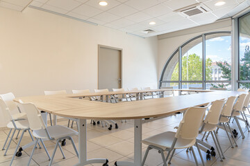 Salle de réunion avec grande baie vitrée en demi-cercle
