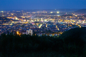 Obraz premium Stuttgart city vom Birkenkopf Ausblick bei Nacht Sonnenuntergang