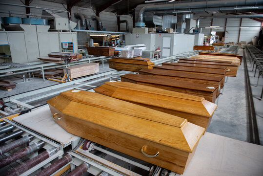 FRA - FABRICATION DE CERCUEILS - USINE BERNIS PROBIS